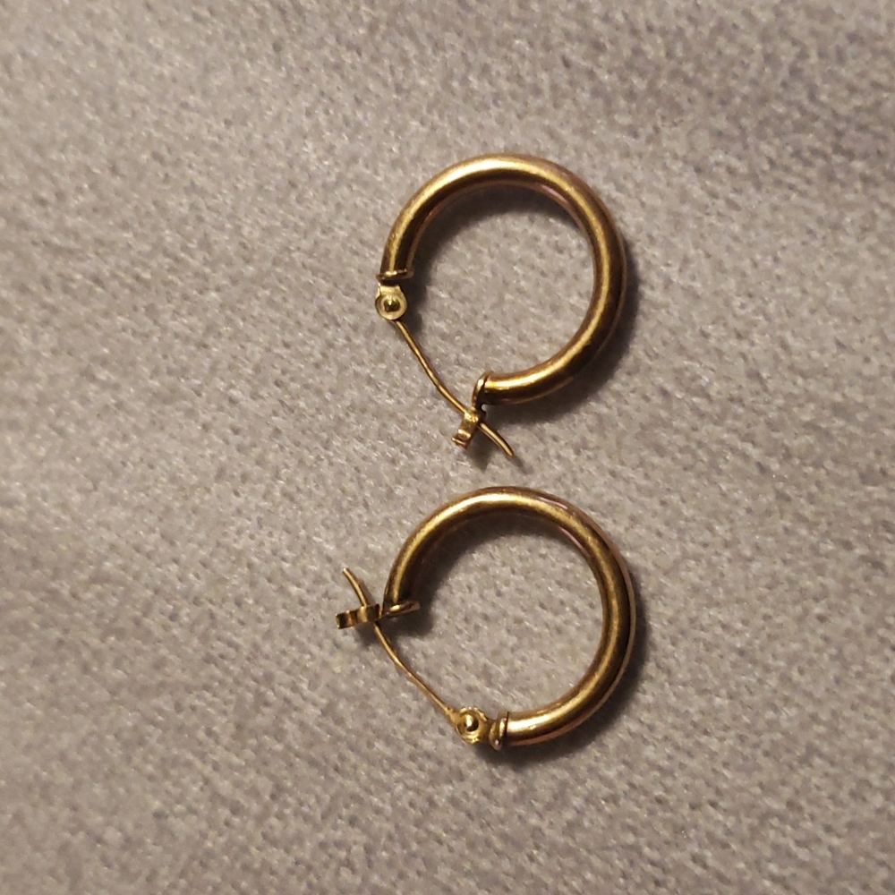 Yellow gold small hoop earrings